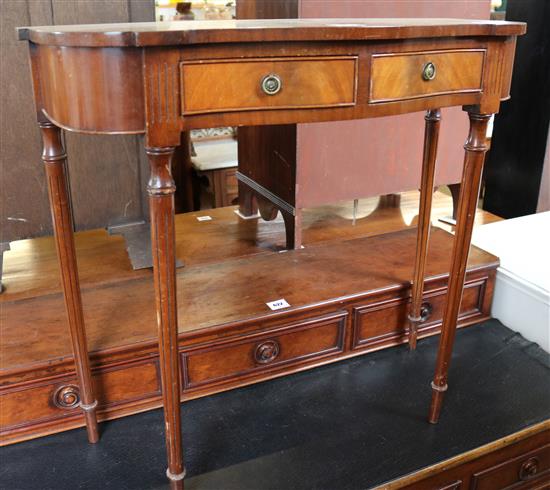 Small mahogany side table(-)